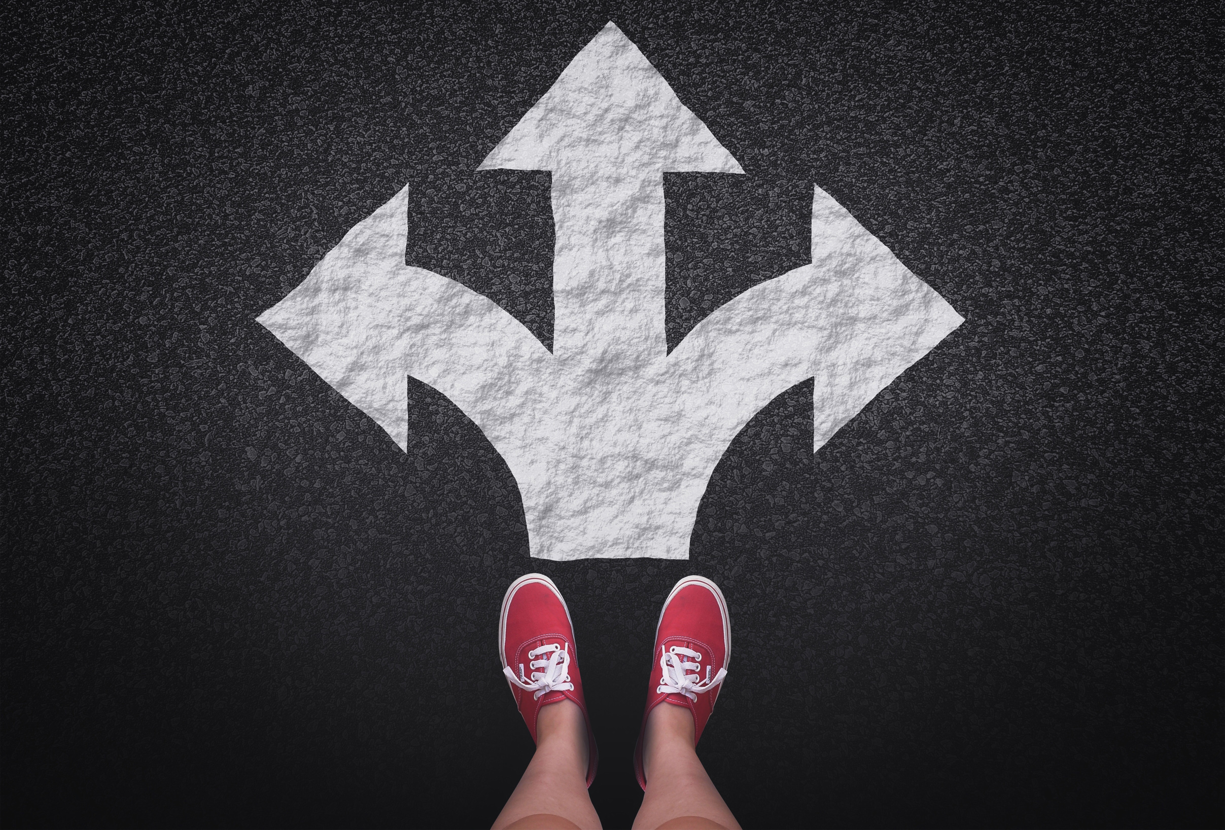 Pessoa na encruzilhada - Conceito de decisões e escolhas pessoa