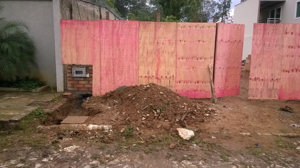 Etapas da obra #3 – Rede de água e esgoto e&nbsp;fechamento